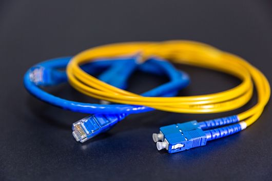 Des câbles éthernet et des fils de fibre optique