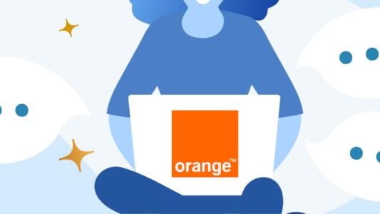 femme avec un ordinateur au logo orange et bulles de conversation
