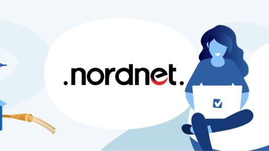 femme avec ordinateur logo nordnet maison câble fibre