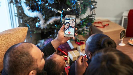 famille en appel vidéo avec sapin de noël