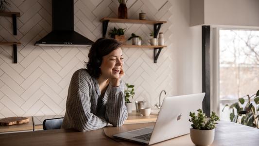 femme utilisant ordinateur dans sa cuisine