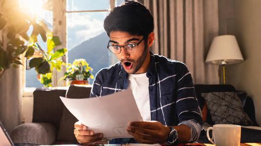 homme choqué en voyant sa facture fibre